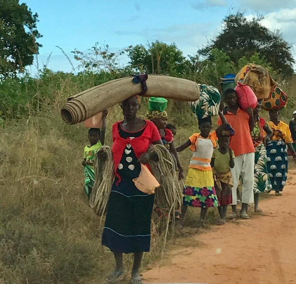 무장세력의 공격으로 마을을 떠나는 모잠비크 주민