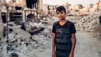 폐허가 된 마을로 돌아온 시리아 소년.