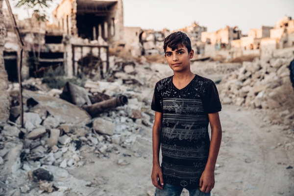 폐허가 된 마을로 돌아온 시리아 소년.