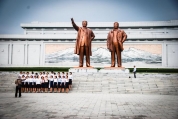 북한은 김 씨 3대에 대한 강력한 우상화 정책을 펴고 있다.