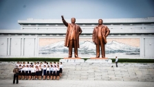 북한은 김 씨 3대에 대한 강력한 우상화 정책을 펴고 있다.