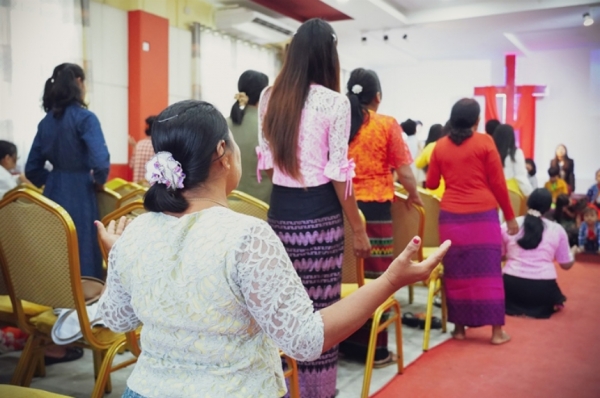 2019년 미얀마의 한 교회에서 기도하고 있는 성도들.