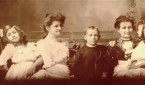 왼쪽부터 세 번째가 훗날 6대 이화학당장을 역임한 첫째 딸 앨리스, 맨 왼쪽이 아펜젤러, 오른쪽에서 두 번째가 부인 엘라.