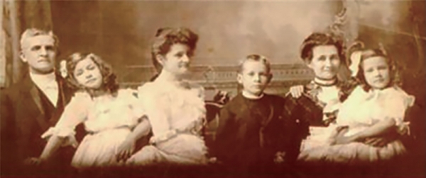왼쪽부터 세 번째가 훗날 6대 이화학당장을 역임한 첫째 딸 앨리스, 맨 왼쪽이 아펜젤러, 오른쪽에서 두 번째가 부인 엘라.