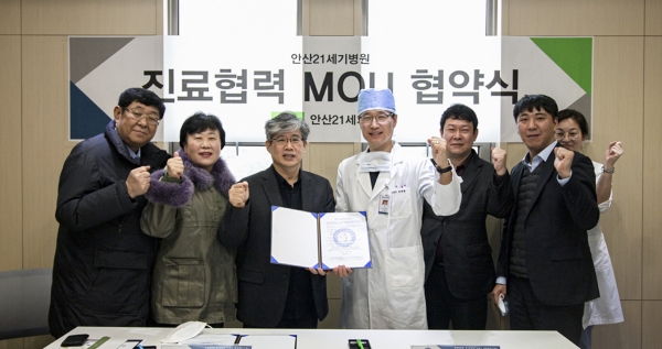 왼쪽에서 세 번째가 김인선 사무총장, 네 번째가 김재현 병원장.