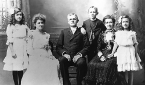 아펜젤러 선교사(가운데) 가족 사진. 오른쪽에서 두 번째는 부인 엘라, 왼쪽에서 두 번째는 훗날 6대 이화학당장을 역임한 앨리스