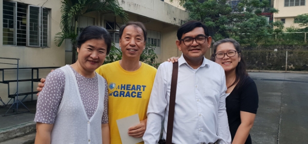 백영모 선교사(노란색 티셔츠)와 사모 배순영 선교사(맨 왼쪽)