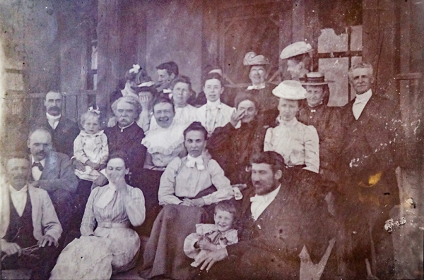 1897년(또는 1898년) 연례회의에 참가한 선교사들. 맨 우측이 아펜젤러 선교사