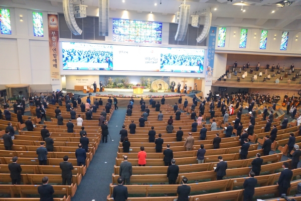 부활절인 4일 오후 서울 사랑의교회에서 ‘2021 한국교회 부활절 연합예배’가 드려지고 있다.