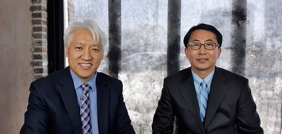 이학재 교수(좌)와 김종윤 목사(우)는 목회자들의 설교 작성과 교회 교육, 개인 성경 공부에 바로 활용할 수 있는 원문 번역과 해설, 적용 중심의 주석서를 발간했다.