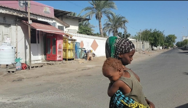 라마단 기간, 낮 동안 매우 조용한 SSA 지역의 거리에 서 있는 MBB 자매 소피.
