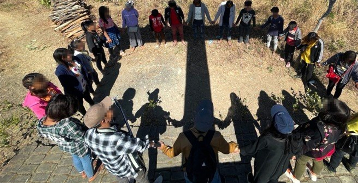 미얀마 성도들이 기도하고 있다.