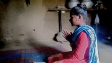 기도하고 있는 인도 성도.
