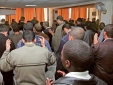뜨겁게 기도하고 있는 알제리 기독교인들.
