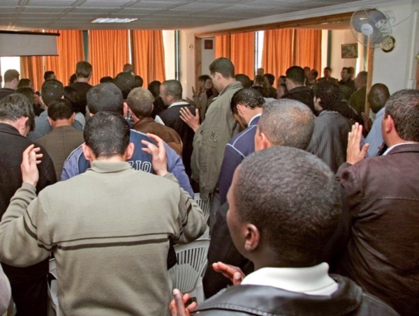 뜨겁게 기도하고 있는 알제리 기독교인들.