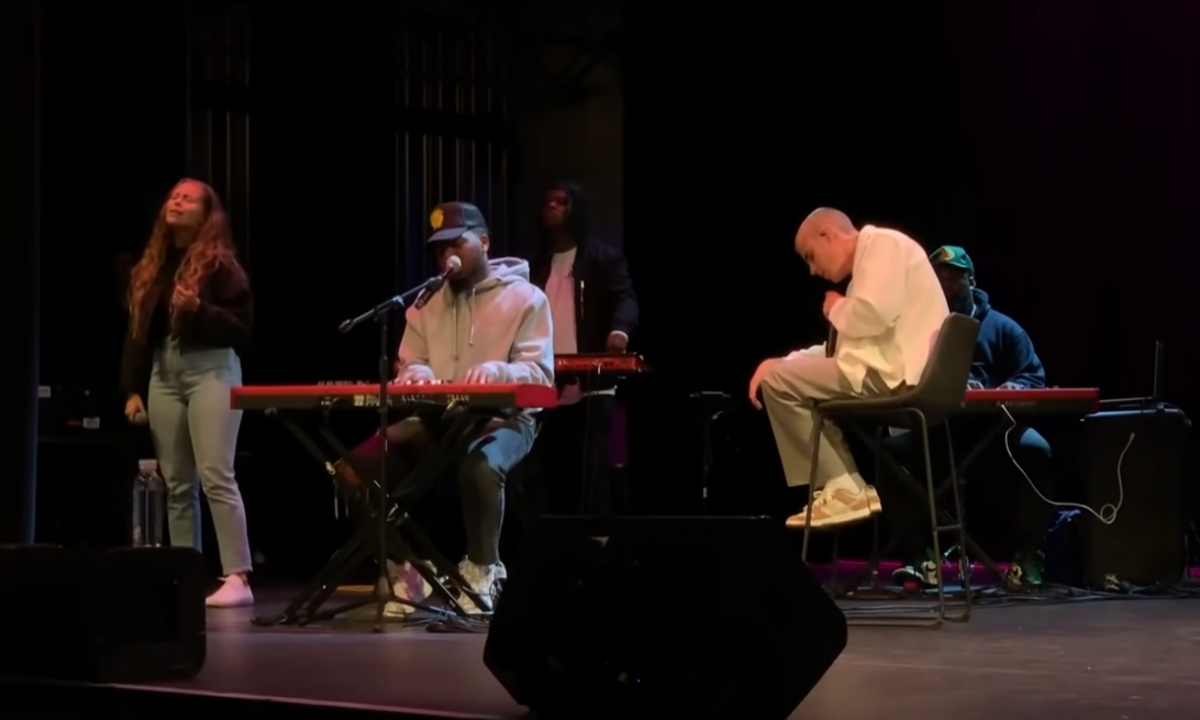 저스틴 비버(맨 오른쪽)가 찬양하고 있다.