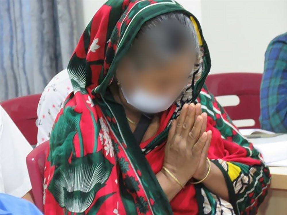 한 방글라데시 성도가 기도하고 있다.