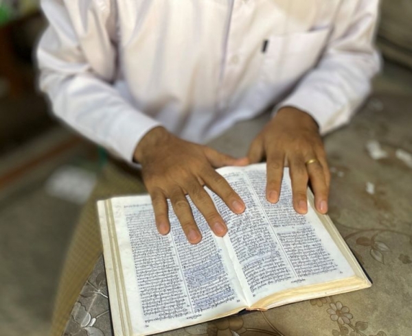 성경을 읽고 있는 미얀마 기독교인