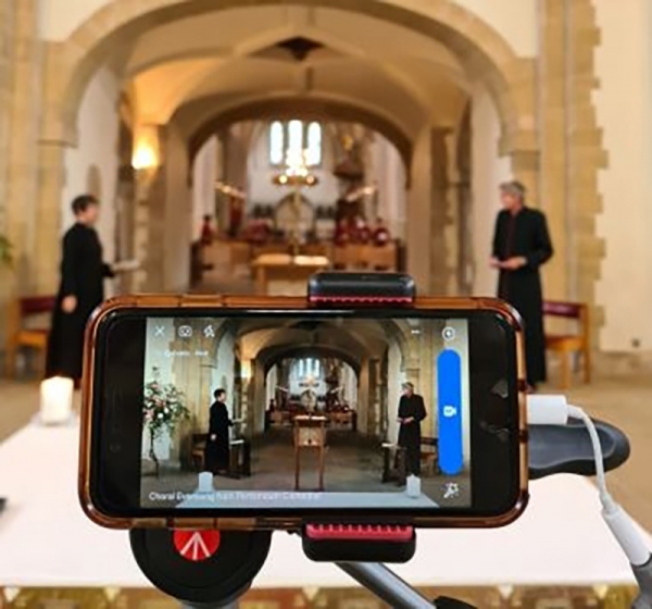 영국 성공회 교회가 예배를 촬영하고 있다.