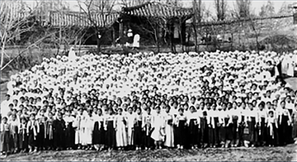 1907년 평양 장대현교회 앞에 모인 성도들