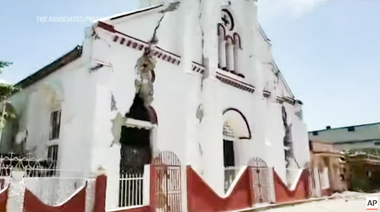14일 아이티에서 발생한 강진으로 심각한 손상을 입은 교회 건물