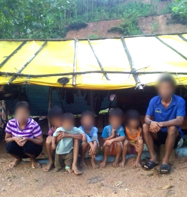 베트남 남부의 한 마을에서 첫 기독교인이 된 다오 부부와 다섯 명의 자녀는 현재 주택 건축 허가를 받지 못하고 텐트에서 거주하고 있다.