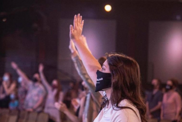 마스크를 쓰고 예배드리는 미국 기독교인들