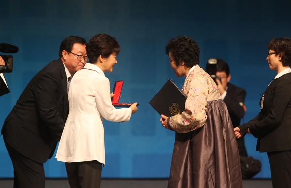박종성 애국지사의 애족장 훈장을 받는 외손녀 김동분(우측)