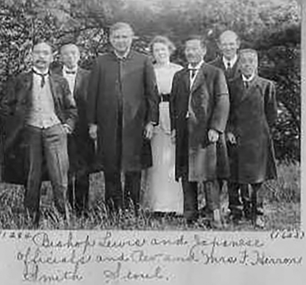 루이스 감독(중앙)과 스미스 선교사 부부(뒷줄 우측에서 첫 번째, 두 번째)와 일본인 관리들(1914~1915년 추정)