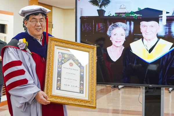 장순흥 총장(왼쪽)이 루이스 부시 박사에 명예심리학박사 학위증을 수여하고 있다.