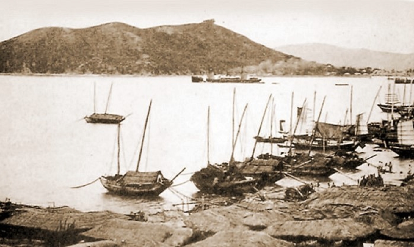 1883년 개항 당시의 인천항. 월미도가 보인다.