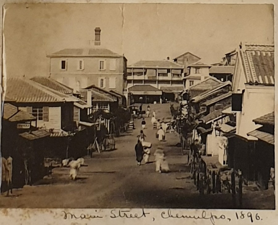 1896년 제물포 중심거리. 왼쪽에 3층 건물로 지어진 대불호텔이 보인다. 하단에는 아펜젤러 선교사의 사인이 표기돼 있다.