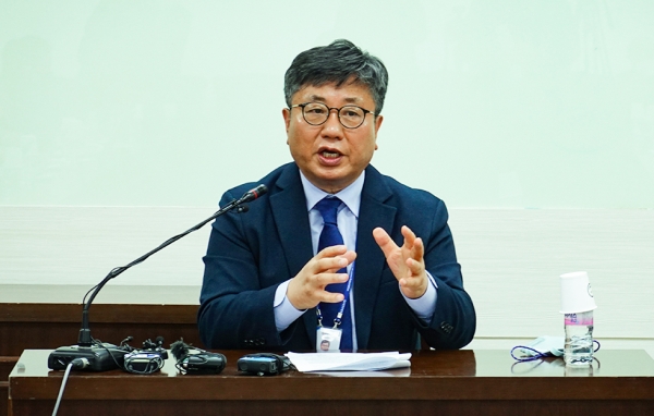 강대흥 사무총장이 KWMA 선정 한국선교 10대 뉴스를 발표하고 있다.