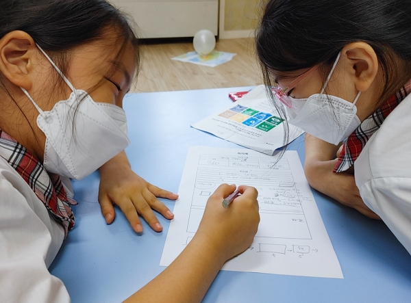 3학년 구예안 양, 김온유 양이 아이디어 회의를 하고 있다.