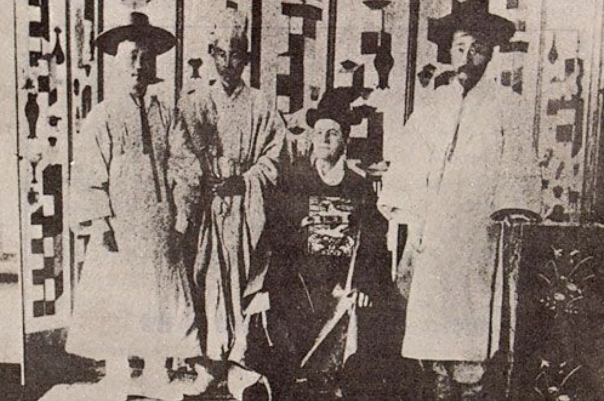 아펜젤러 선교사와 조사들. 왼쪽부터 유체겸, 조한규, 아펜젤러, 송헌성. 조한규는 상복을 입고 있다.