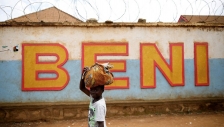 짐을 이고 가는 콩고 베니 지역 어린이
