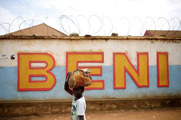 짐을 이고 가는 콩고 베니 지역 어린이