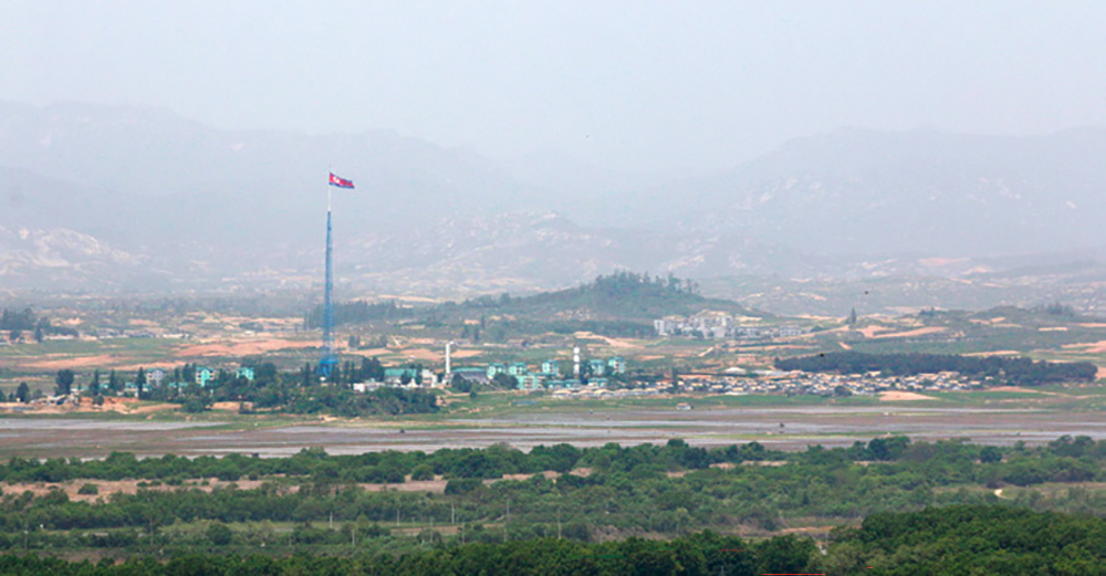 파주 접경 지역에서 바라본 북한 기정동 마을