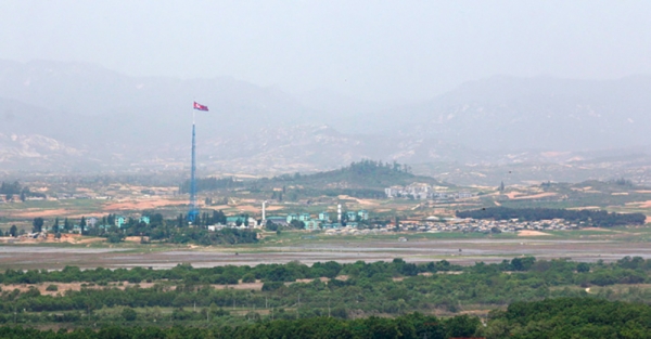 파주 접경 지역에서 바라본 북한 기정동 마을