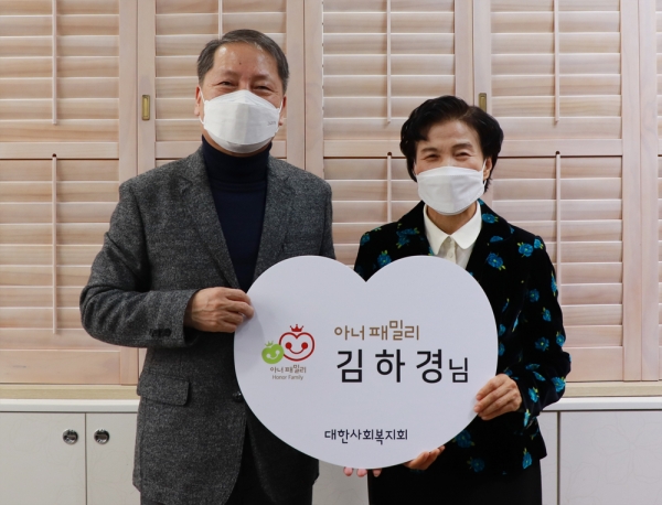 김하경 ㈜이삭 대표(오른쪽)와 전태석 대한사회복지회 나눔사업본부장