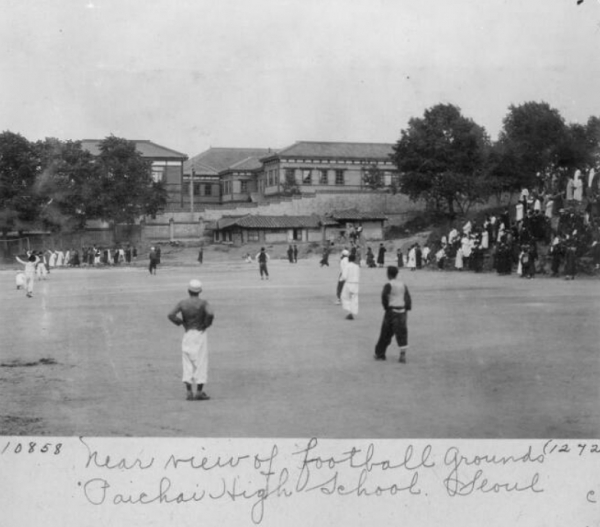 배재학당 운동장에서 축구 경기를 하는 모습(1910~1930년대 추정)