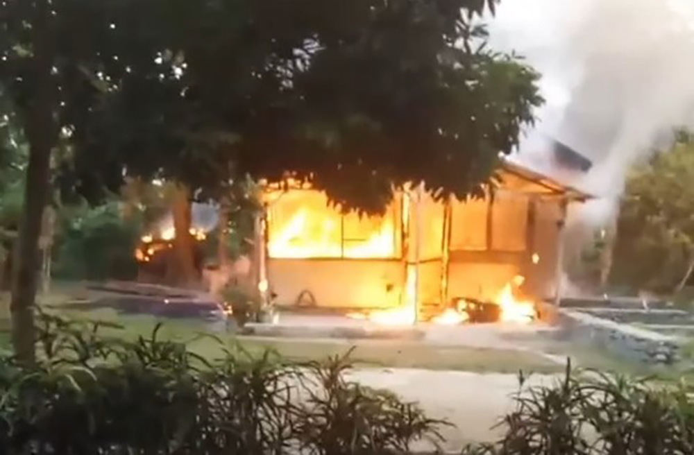 인도네시아 카리우 마을의 가옥이 불타고 있다.