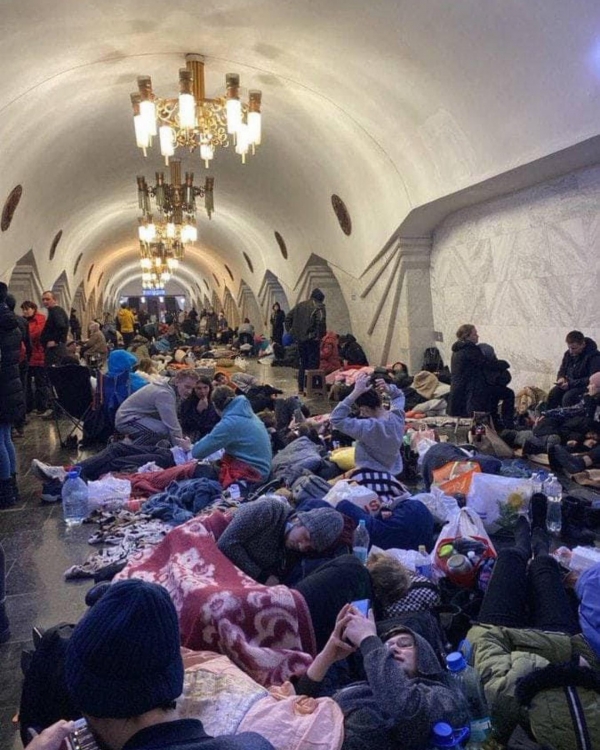 우크라이나인들이 공습을 피하기 위해 지하철에서 지내고 있다.