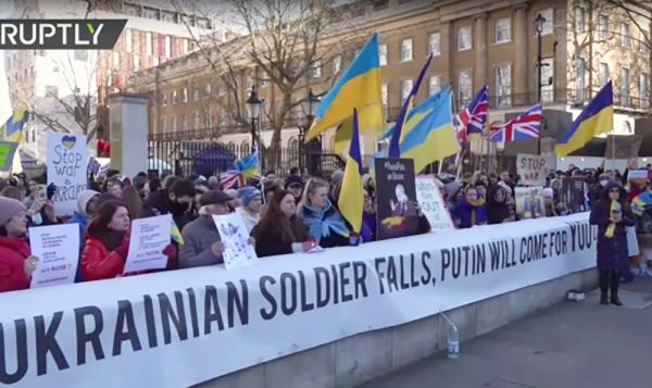 최근 러시아의 침공을 반대하는 영국 시위대들이 우크라이나를 지지하기 위해 런던 거리로 나왔다.