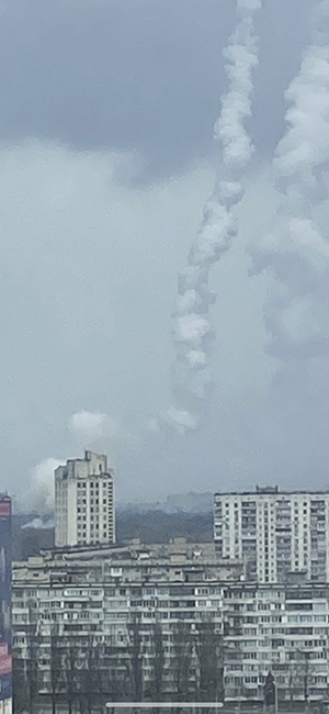 9일 오후(현지시간) 키이우에 있는 B선교사 부부가 아파트 창문 너머로 촬영한 로켓포 또는 미사일이 떨어지고 있는 모습