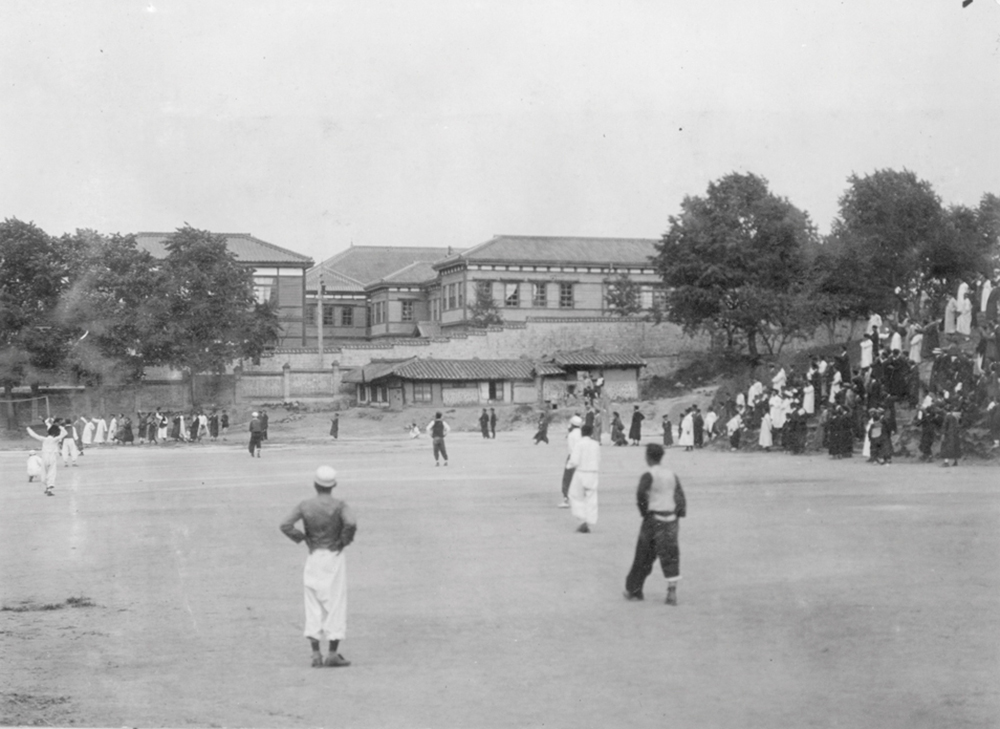 19세기 말 근대식 교육 도입과 함께 축구, 야구 등 근대 운동경기도 활발해졌다. 배재학당 운동장에서 열린 축구 경기(1910~1930년대)