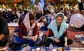 이란의 수도 테헤란에서 무슬림들이 라마단 기간 해가 진 뒤 이프타르를 먹는 모습