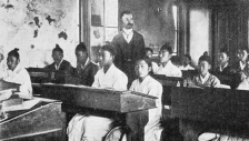1886년 고종이 세운 최초의 근대식 공립학교인 육영공원은 1894년까지 운영됐다. 가운데는 초대 교사 호머 헐버트