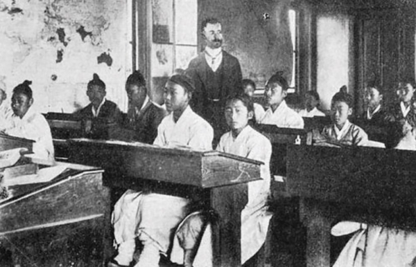1886년 고종이 세운 최초의 근대식 공립학교인 육영공원은 1894년까지 운영됐다. 가운데는 초대 교사 호머 헐버트