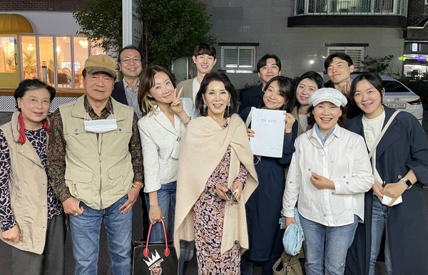 탤런트 한인수 장로(앞줄 왼쪽에서 두 번째), 김민정 권사(앞줄 가운데) 등 영화 ‘실로암’ 출연 배우들